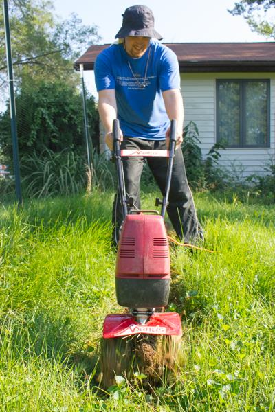 Zde je moje osobní hodnocení elektrického kormidla v porovnání s některými mými dalšími oblíbenými způsoby čištění zahrad. Je pro tebe elektrický kormidlo? Čtěte dál a uvidíte!